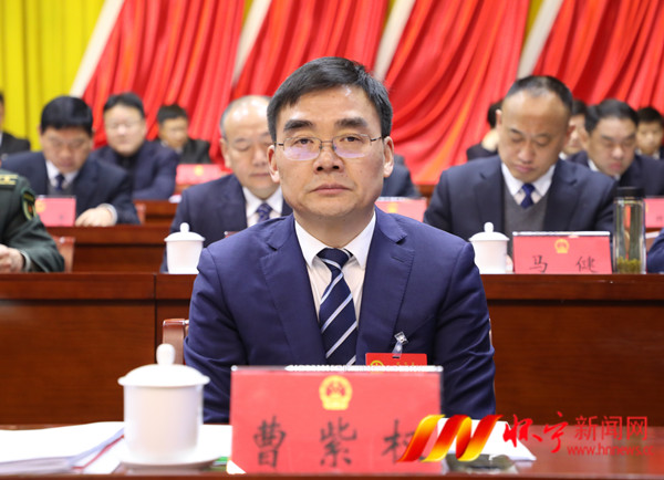 7.县政协党组书记曹紫权在大会主席台.JPG